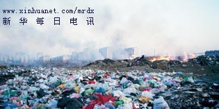 北京通州区梨园地区，在某小区外的空地上，每天都会有几辆机动三轮车前来倒垃圾，而每隔两三天便会就地焚烧一次，每到这个时候，浓烟就会夹杂着刺鼻的气味蔓延开来。 王久良摄